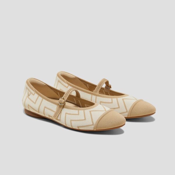 TAMIA 微尖頭瑪莉珍AdaptAll™休閒鞋 象牙色V形印花(女鞋/MARY JANE/娃娃鞋)